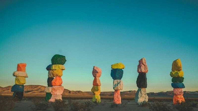 different colored rocks in the middle of las vegas desert