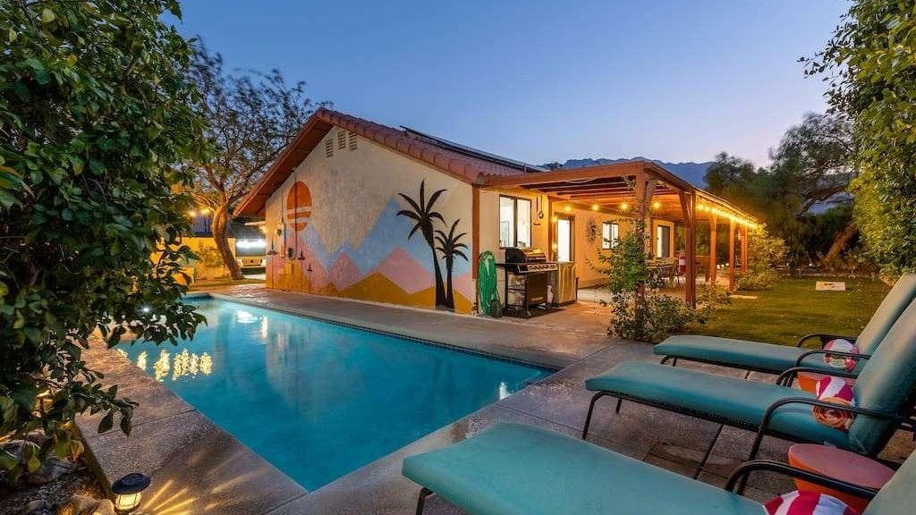 poolside sun beds with white and red strtipes