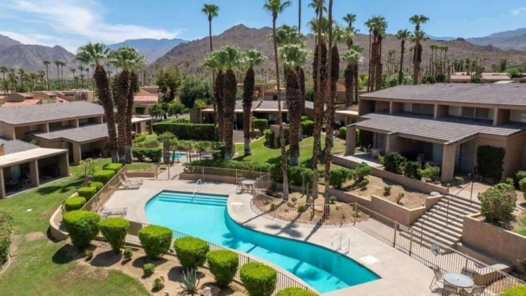 beautiful pool house in palm springs