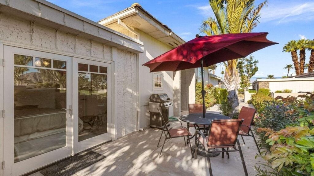 Luxury Golf Course Retreat in Indian Wells backyard area