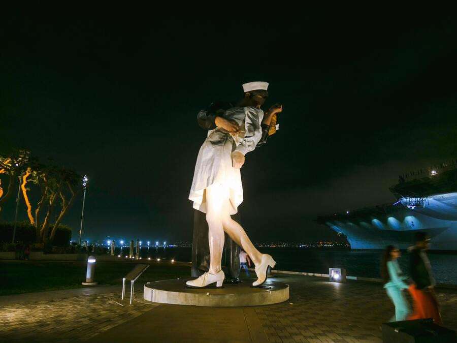 The Kissing Statue